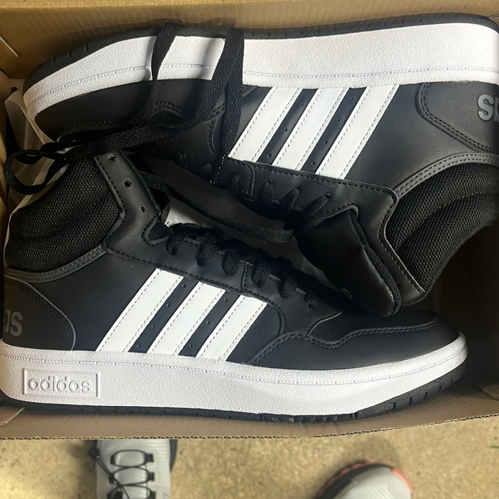Boys size 7 never worn adidas hoops mid